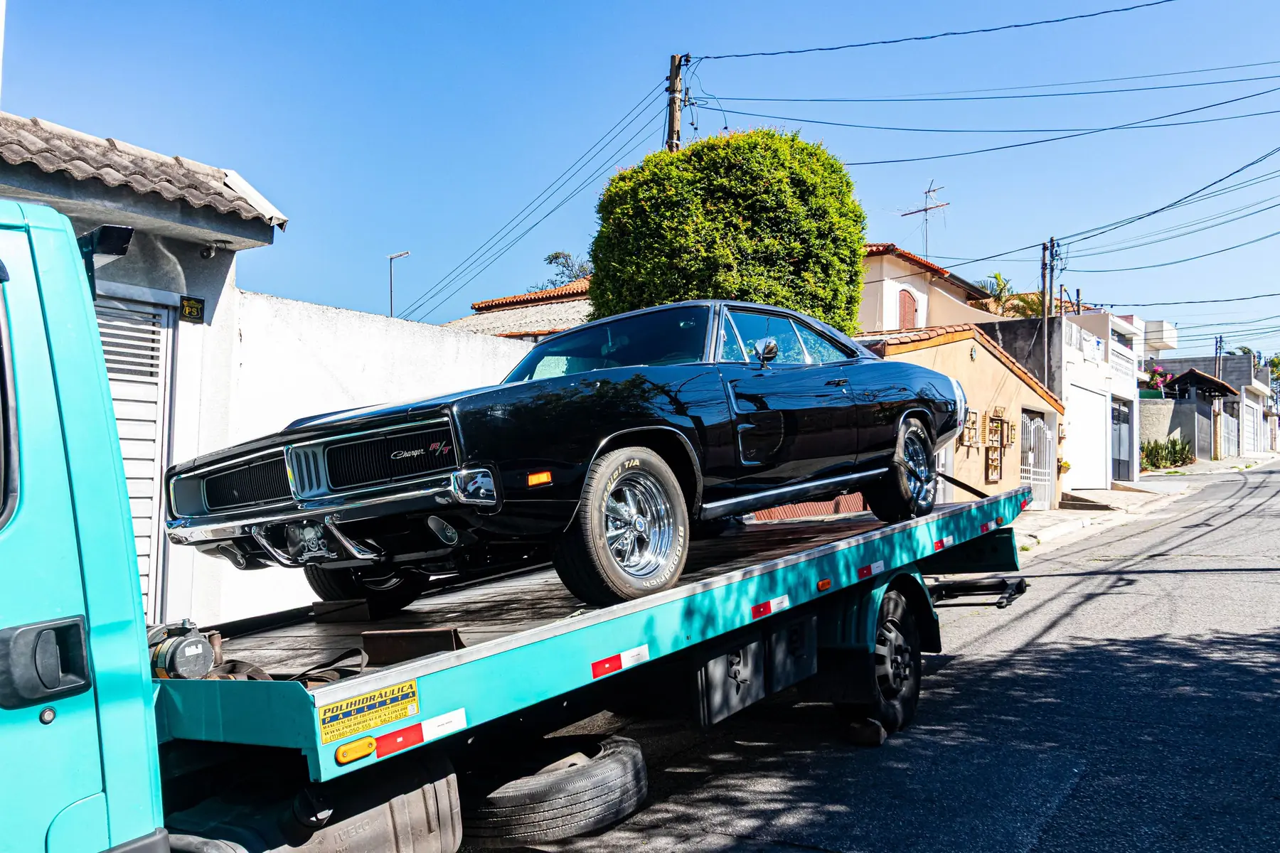 Carro em cima de um guincho na rua: busca e apreensão de veículo financiado