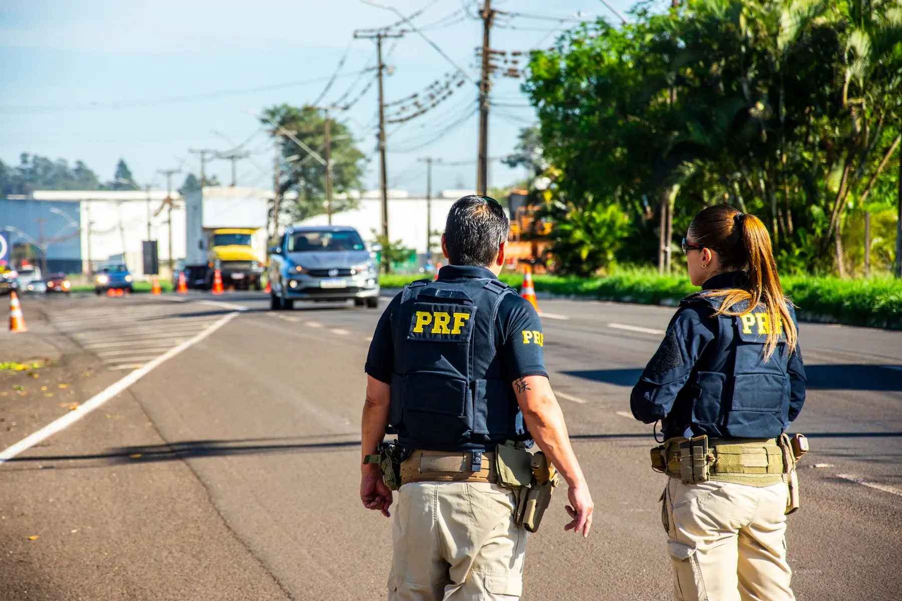 Policiais rodoviários federais numa barreira de fiscalização em rodovia do Paraná: o que fazer quando canetas de Mounjaro trazidas do Paraguai são apreendidas