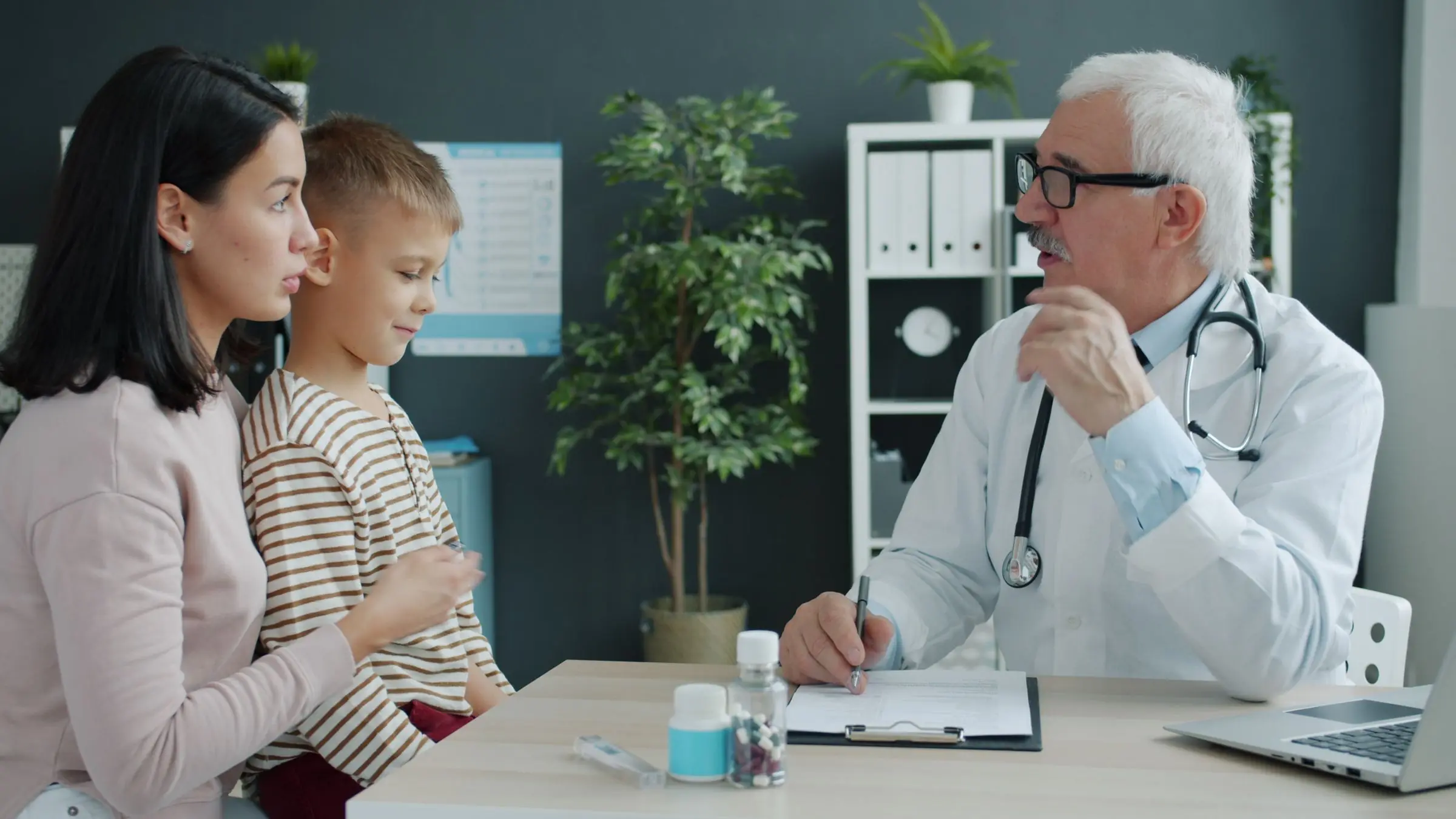 Mãe e filho em consulta com o médico: o que fazer quando o plano de saúde nega cobertura